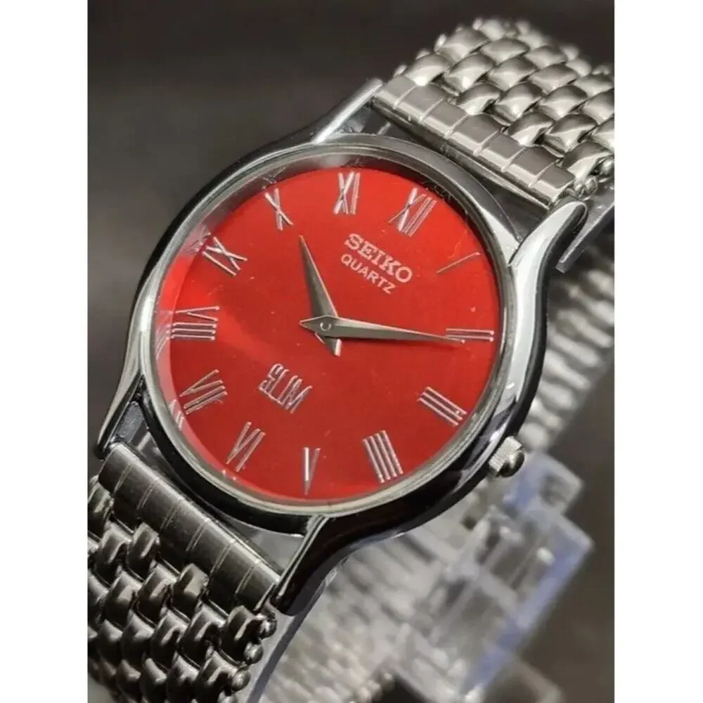 Vintage Style Seiko Quartz Mens Silver Watch & Red accents W/ Metal Strap